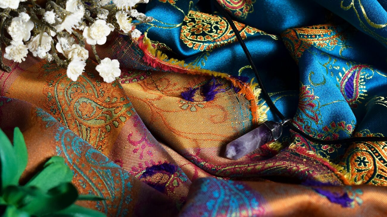 Sacred Canvas: A Guide to Thangka Painting Lineage 6 - Tanfog